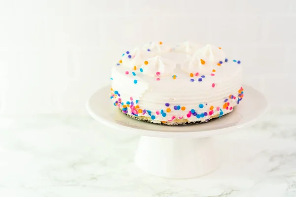 케이크 접시에 스프링 케이크 — 스톡 사진
