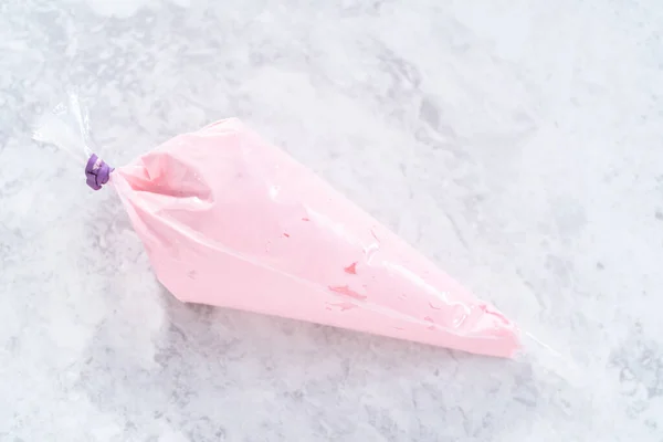 パイピングバッグにピンクバニラバタークリームの霜降り — ストック写真