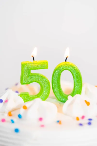 小生日蛋糕50岁生日在一个白色的蛋糕盘 — 图库照片