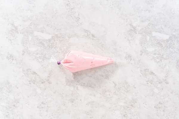Плоский Лежал Розовый Ванильный Крем Глазурью Мешке Труб — стоковое фото