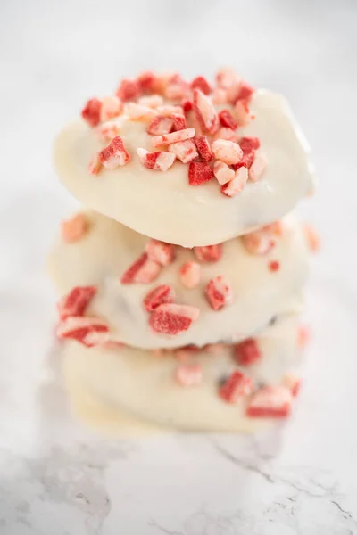 Стек Свіжоспеченого Ятного Білого Шоколадного Печива Мармуровому Фоні — стокове фото