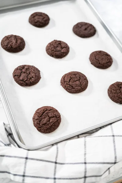 Охолодження Свіжоспеченого Шоколадного Печива Кухонній Стільниці — стокове фото