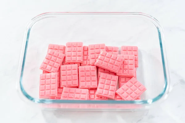 自制的迷你粉红巧克力 装在食物玻璃瓶中 — 图库照片