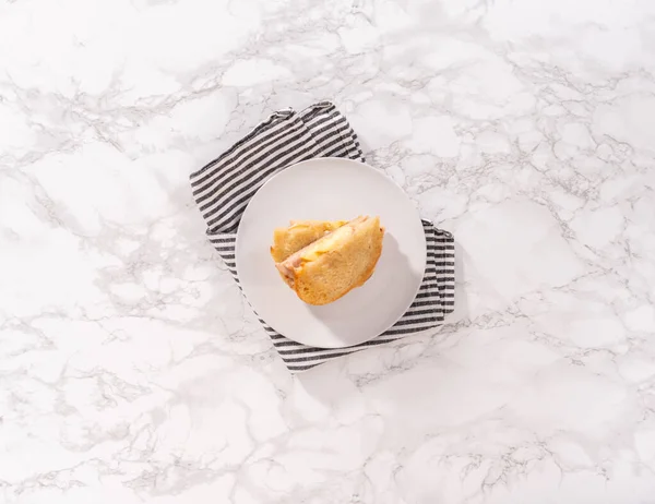 平置きだ 新鮮に作られたプロヴォローネとアップルグリルチーズサンドイッチ — ストック写真