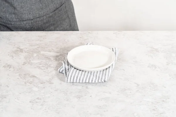 Вылей Белую Тарелку Белый Кухонный Стол — стоковое фото