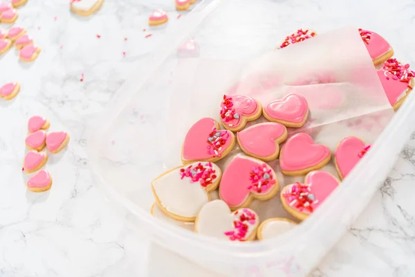Storing Heart Shaped Sugar Cookies Pink White Royal Icing Large — Stock Photo, Image
