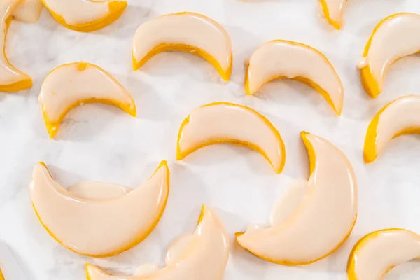 Cytrynowe Ciasteczka Cytrynową Polewą Zanurzanie Cytrynowych Ciasteczek Cytrynowej Polewie — Zdjęcie stockowe
