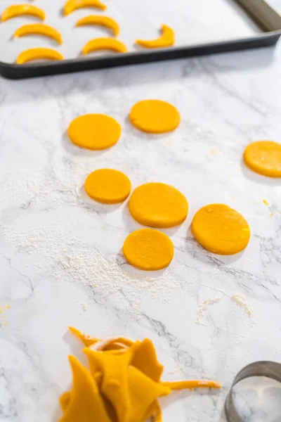 レモンくさびクッキーとレモン釉薬 調節可能なローリングピンでクッキー生地を圧延し レモンのくさびクッキーを焼くためにクッキーカッターでクッキーをカットレモン釉薬でクッキー — ストック写真