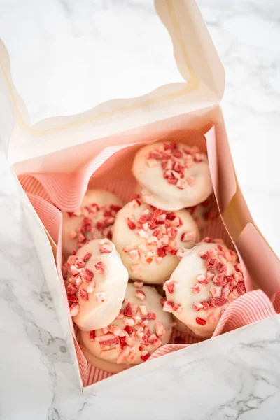 Packing Freshly Baked Peppermint White Chocolate Cookies White Paper Box — Φωτογραφία Αρχείου