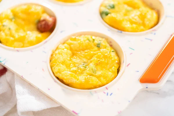 オーブンのベーコンとチーズの卵マフィンから新鮮な冷却 — ストック写真