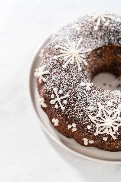 Gingerbread Bundt Cake Caramel Filling Buttercream Frosting Powdered Sugar Dusting — Stock Photo, Image