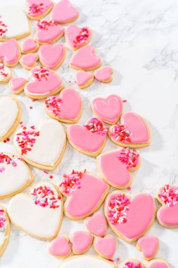 Sevgililer Günü için pembe ve beyaz kraliyet kremalı kalp şeklinde kurabiyeler..