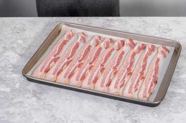 Pişmemiş pastırma şeritleri ve beyaz parşömen kağıtları..