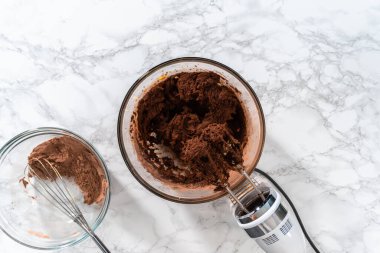 Düz yatıyordu. Nane şekerli çikolatalı kurabiyeler pişirmek için büyük bir bardakta karıştırma malzemesi..