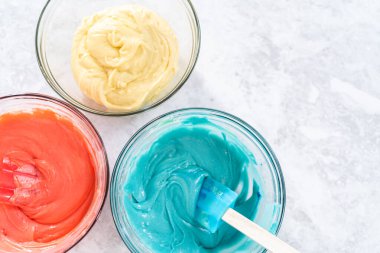 Pasta hamuruna kırmızı ve mavi besinleri karıştırıyorum..