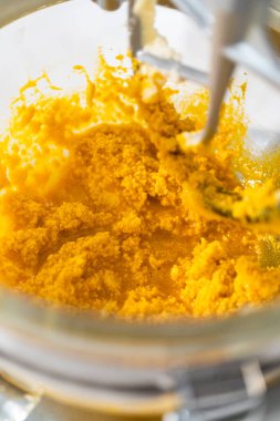 Limon jöleli limonlu kurabiye. Limon dilimleri ve limon jöleli kurabiyeler pişirmek için mutfak mikserinde malzemeler karıştırılıyor..