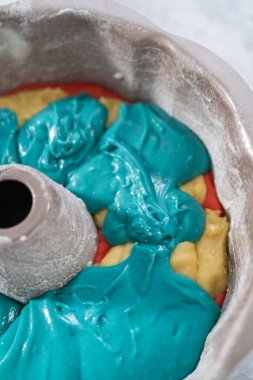 Pasta tepsisini kırmızı, beyaz ve mavi keklerle doldurarak 4 Temmuz 'da çikolata yıldızlı kek yapmak..