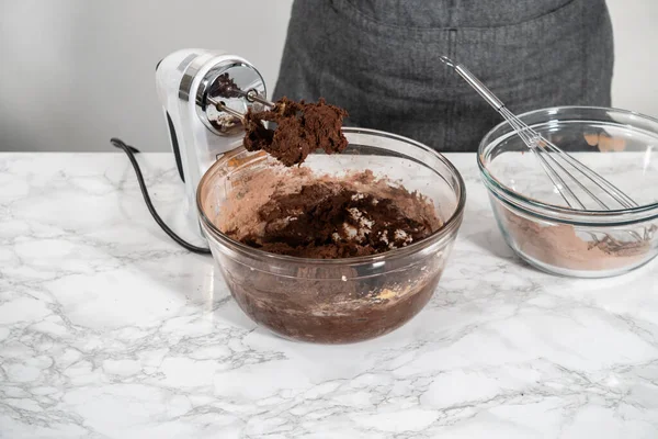 Nane Şekerli Çikolatalı Kurabiyeler Pişirmek Için Büyük Bir Bardakta Karıştırma — Stok fotoğraf