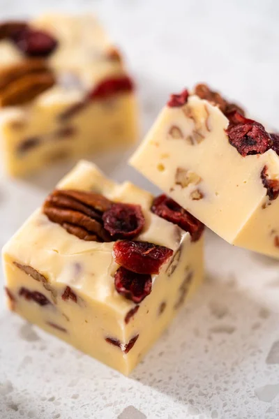 Zavřít Pohled Domácí Bílé Kousky Čokolády Brusinkové Ořechové Polevy Kuchyňské — Stock fotografie