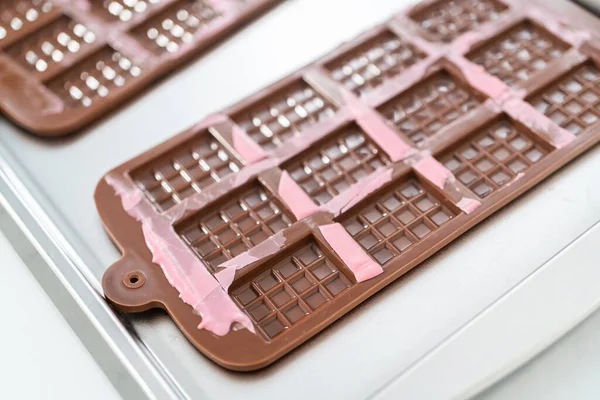 Extracción Mini Chocolates Rosados Del Molde Chocolate Silicona —  Fotos de Stock