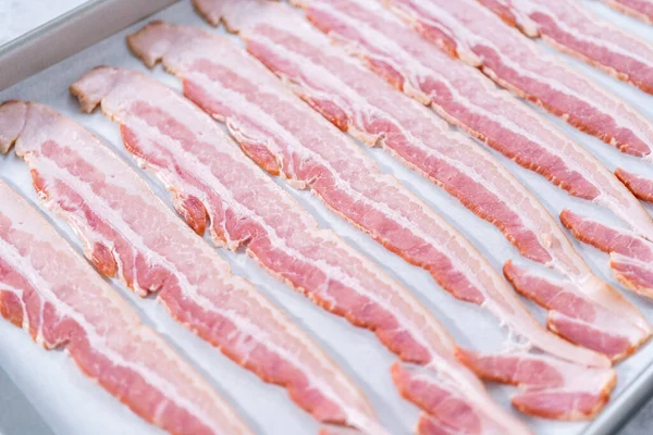 Bandes Bacon Non Cuites Sur Une Plaque Pâtisserie Avec Papier — Photo
