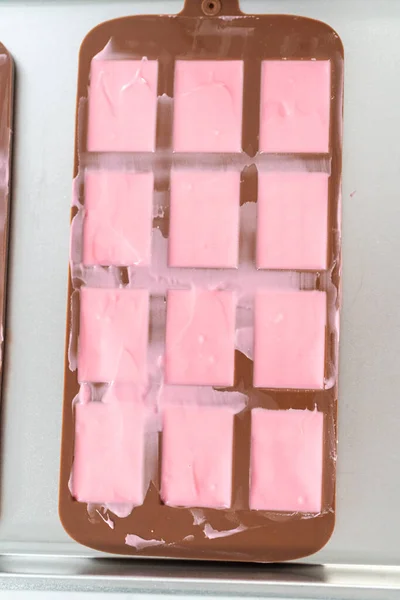 Enchendo Molde Chocolate Silicone Com Chocolate Derretido Para Fazer Mini — Fotografia de Stock