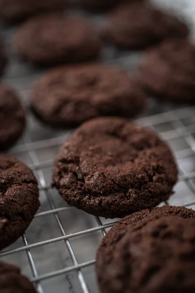 在厨房柜台上冷却新鲜烘焙的巧克力饼干 — 图库照片