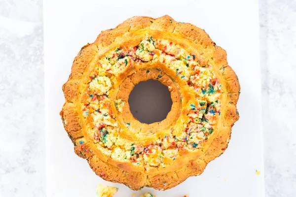 Lyukak Létrehozása Vajkrém Kitöltéséhez Funfettti Bundt Cake — Stock Fotó