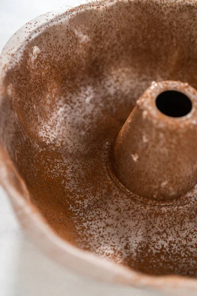 Filling Metal Bundt Cake Pan Cake Butter Bake Gingerbread Bundt — Stock Photo, Image