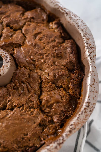 Refroidissement Gâteau Bundt Pain Épice Fraîchement Cuit Avec Remplissage Caramel — Photo