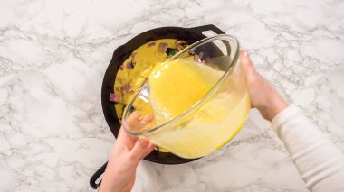 Düz yatıyordu. Adım adım. Dökme demir tavada ıspanak ve jambonlu frittata hazırlıyorum..