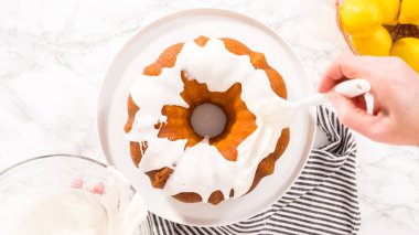 Düz yatıyordu. Adım adım. Pasta tezgahında beyaz jöleli limonlu kek..