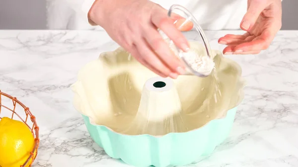 Step Step Greasing Bundt Cake Pan Vegetable Shortening Sprinkling White — Stock Photo, Image