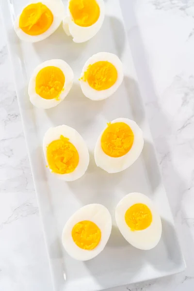 Нарізані Тверді Яйця Білій Тарілці — стокове фото