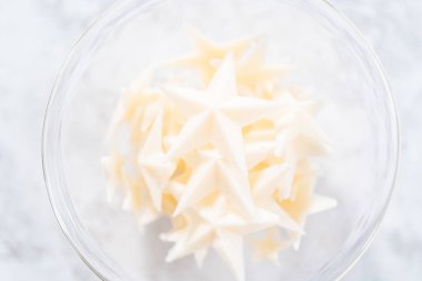 Renkli çikolata kalıplarından yapılmış ev yapımı çikolata yıldızları..