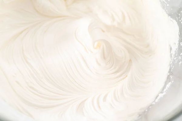 Mistura Loja Comprado Cobertura Creme Manteiga Uma Tigela Mistura Vidro — Fotografia de Stock