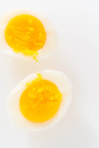 Snijd Hardgekookte Eieren Een Witte Snijplank — Stockfoto