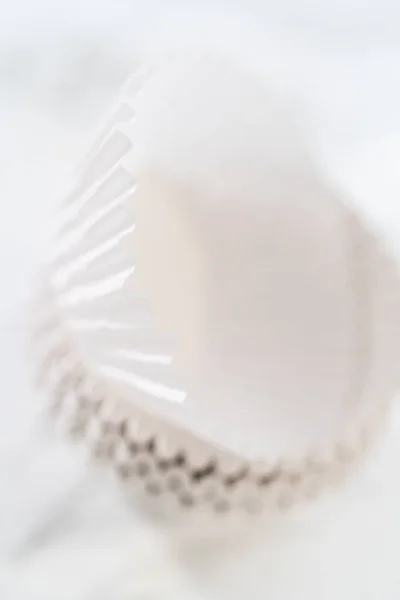 Neue Weiße Papier Cupcake Liner Auf Dem Küchentisch — Stockfoto