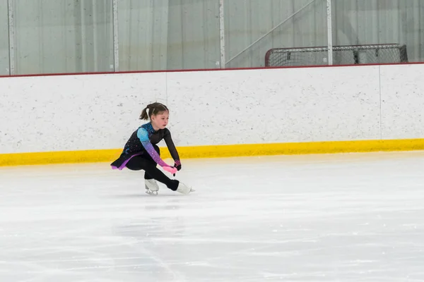 小女孩穿着竞赛服装在室内溜冰场上溜冰 完美地完成了她的花样滑冰项目 — 图库照片