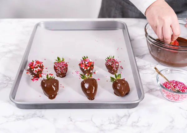 Erdbeeren Die Geschmolzene Schokolade Tauchen Mit Schokolade Überzogene Erdbeeren Zuzubereiten — Stockfoto