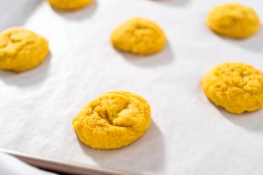 Beyaz çikolatalı limonlu kurabiye. Mutfak tezgahında beyaz çikolatalı taze pişmiş limonlu kurabiyeler..