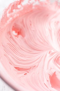 Marketten alınmış tereyağlı kremanın karışımı bardakta karıştırılıyor..