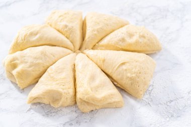 Ev yapımı çörekler pişirmek için ekmek hamuru hazırlıyorum..