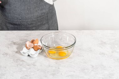 Küçük bir bardakta ıslak malzemeler karıştırmak havuçlu kek yapmak için krem peynirli pasta.