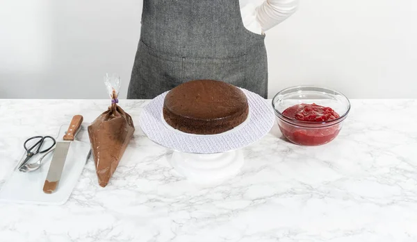 Covering Chocolate Cake Crumb Layer Chocolate Buttercream Frosting — Stock Photo, Image