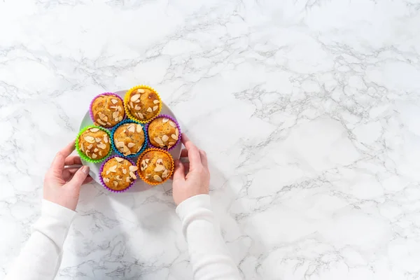 平置きだ 焼きたてのレモンケシの種マフィンは キッチンカウンターにアーモンドのスライバーで飾られています — ストック写真