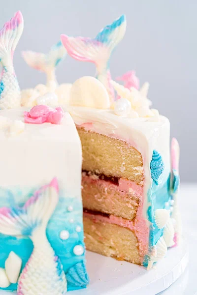 Szeletelés Sellő Témájú Rétegű Vanília Torta Egy Torta Stand — Stock Fotó