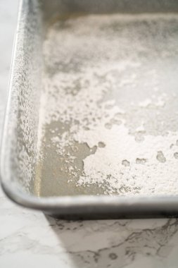 # Şeker pişirmek için metal kareli tencere yağlamak #.