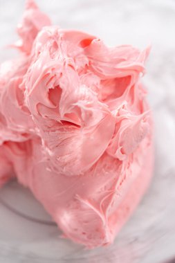 Marketten alınmış tereyağlı kremanın karışımı bardakta karıştırılıyor..