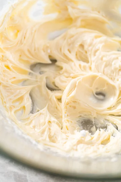 Míchání Ingrediencí Ruční Míchačka Velké Míse Aby Smetanový Sýr Polevu — Stock fotografie